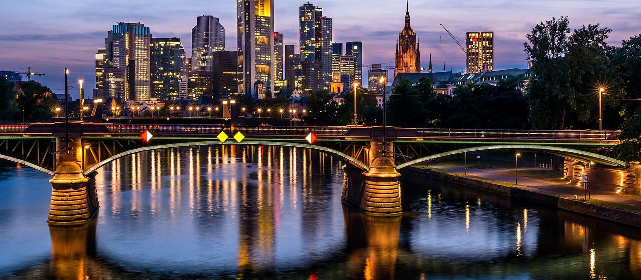 Weiter Blick durch ein modernes Gebäude, Menschen in Bewegung